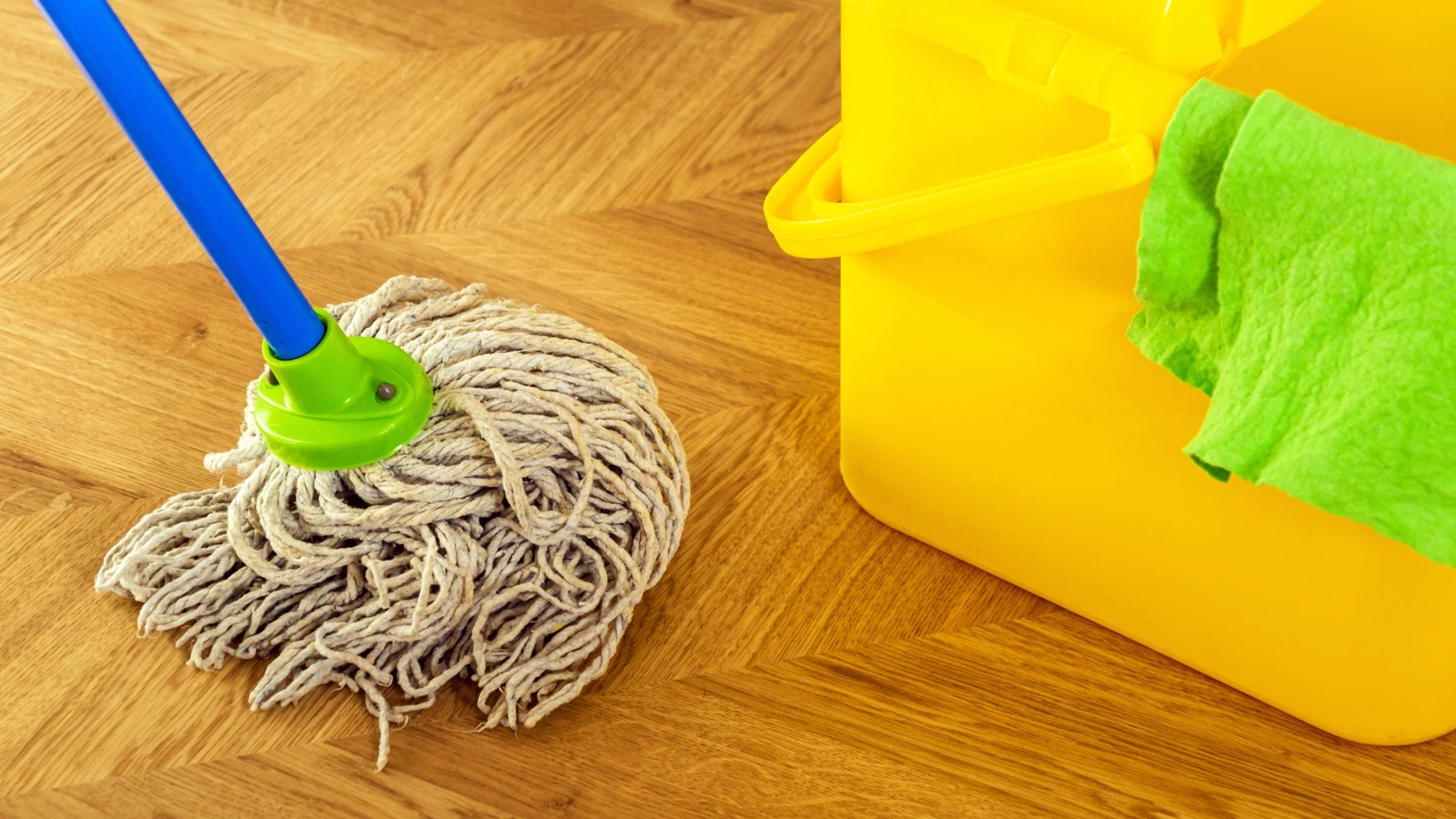 El truco viral con el que ahorrarás dinero para limpiar la fregona