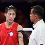 La boxeadora Lin Yu Ting (rojo), de Taipei, en su último combate