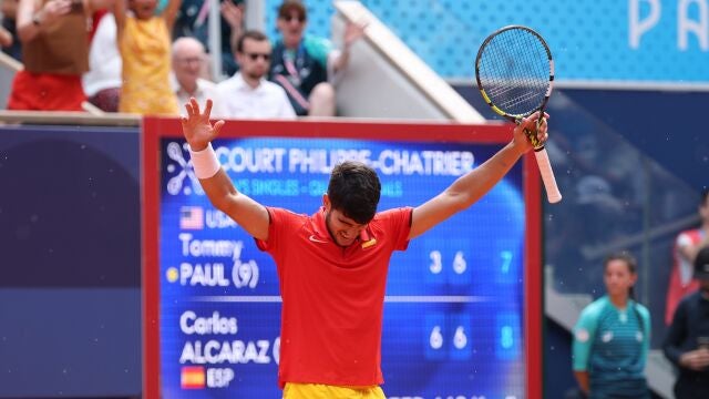 El español Carlos Alcaraz tras imponerse al estadounidense Tommy Paul durante los cuartos de final celebrados en el marco de los Juegos Olímpicos París 2024, este jueves, en la capital francesa. 