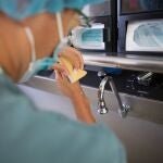 Doctora lavándose las manos antes de una cirugía en el hospital.