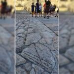 Unos peregrinos dejaron escrito “aquí terminamos el Camino de Santiago y empezamos el nuestro” en plena Plaza del Obradoiro. 