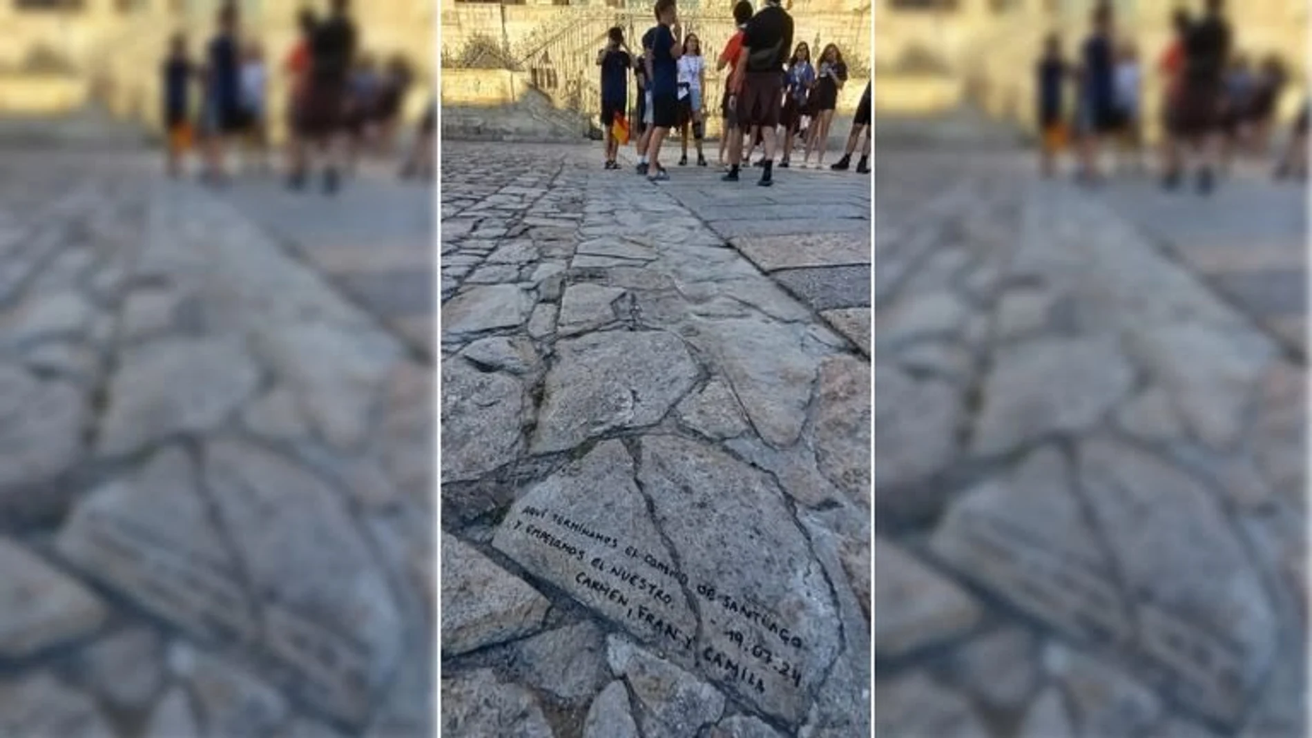 Unos peregrinos dejaron escrito “aquí terminamos el Camino de Santiago y empezamos el nuestro” en plena Plaza del Obradoiro.