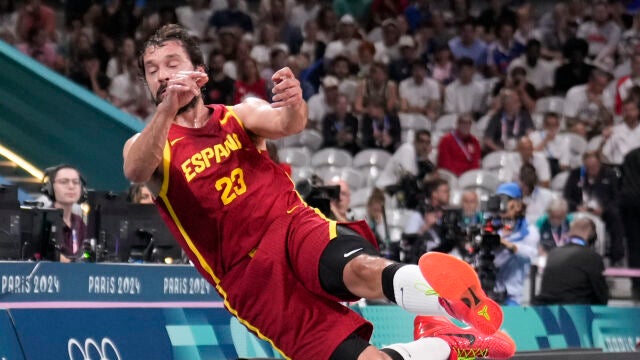 Llull trata de salvar un balón a la desesperada