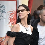 La modelo Bella Hadid con gafas modernas