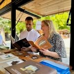 Enrique Rubio y Josefina Aguilar Recuenco, en el expositor de la Diputación de Soria en Expoesía