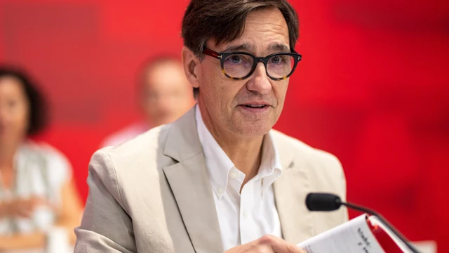 El primer secretario del PSC y candidato a la presidencia de la Generalitat de Catalunya, Salvador Illa, ante la Comisión Ejecutiva del partido, reunida de manera extraordinaria en la sede de la formación en Barcelona, a 3 de agosto de 2024