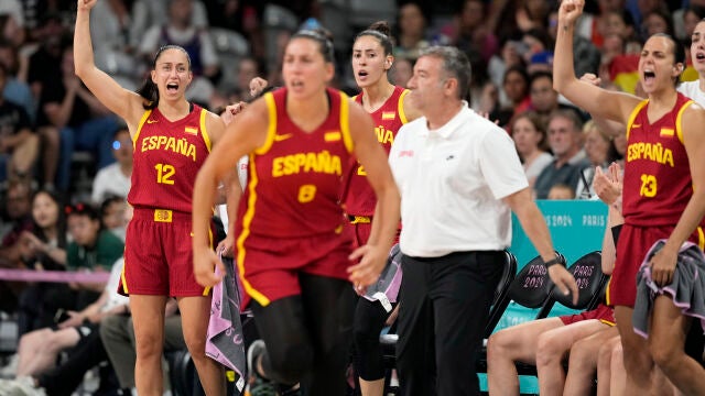 El banquillo español celebra una canasta de María Araújo