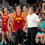 El banquillo español celebra una canasta de María Araújo