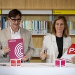 El primer secretario del PSC, Salvador Illa, y la presidenta de Comuns en el Parlament, Jéssica Albiach, durante la firma del acuerdo de investidura entre el PSC y los Comuns, en la Biblioteca Sant Ildefons, a 3 de agosto de 2024, en Cornellà de Llobregat.