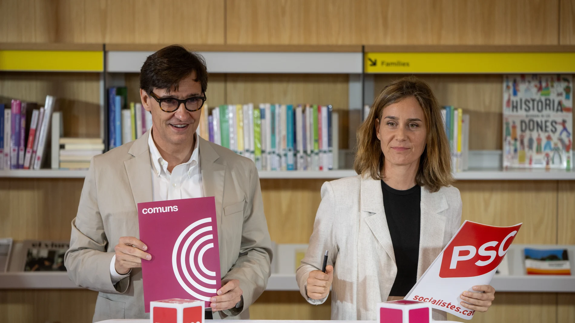 El primer secretario del PSC, Salvador Illa, y la presidenta de Comuns en el Parlament, Jéssica Albiach, durante la firma del acuerdo de investidura entre el PSC y los Comuns, en la Biblioteca Sant Ildefons, a 3 de agosto de 2024, en Cornellà de Llobregat.