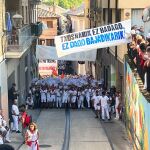 Jóvenes de la izquierda abertzales cerraron el paso a la corporación municipal en la Bajada de Puy, durante el inicio de fiestas en Estella.