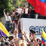 Machado es recibida en la protesta opositora en Caracas al grito de "libertad"