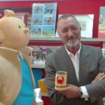 Arturo Pérez-Reverte en la tienda tintinófila Cantonet