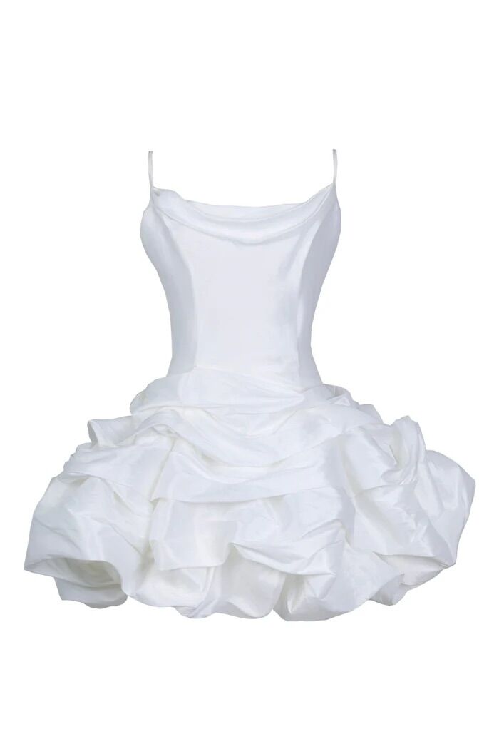 Vestido encorsetado con volúmenes.