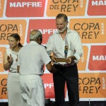El Rey Felipe VI l entrega los premios a los campeones de la regata de vela '42ª Copa del Rey-Mapfre'
