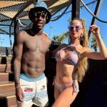 Nico Williams se fotografió junto a una fan durante sus vacaciones en Marbella