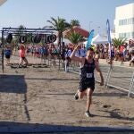 El ganador entra en la meta