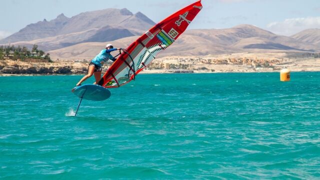 Blanca Alabau, en acción durante el Mundial de windsurf