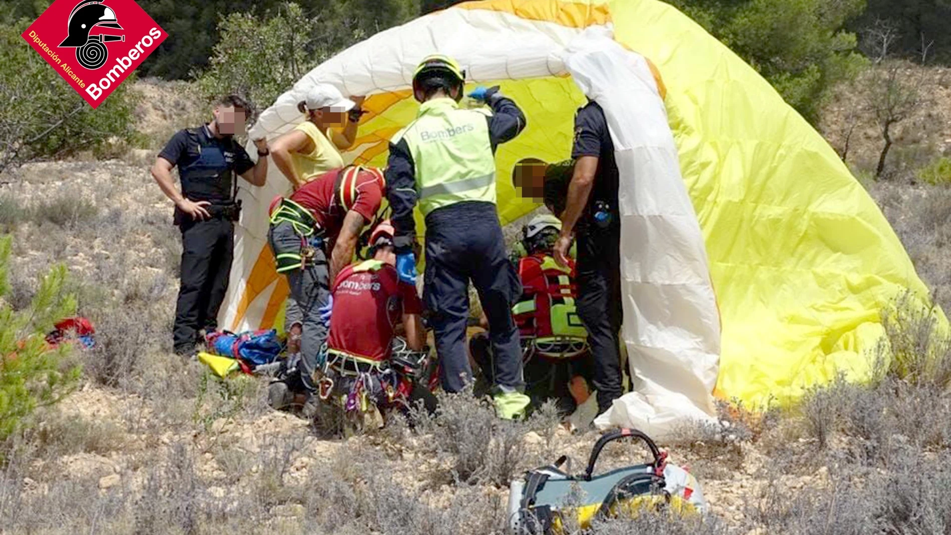 Un parapentista cae en Agost y se rompe el tobillo, la muñeca y la clavícula
