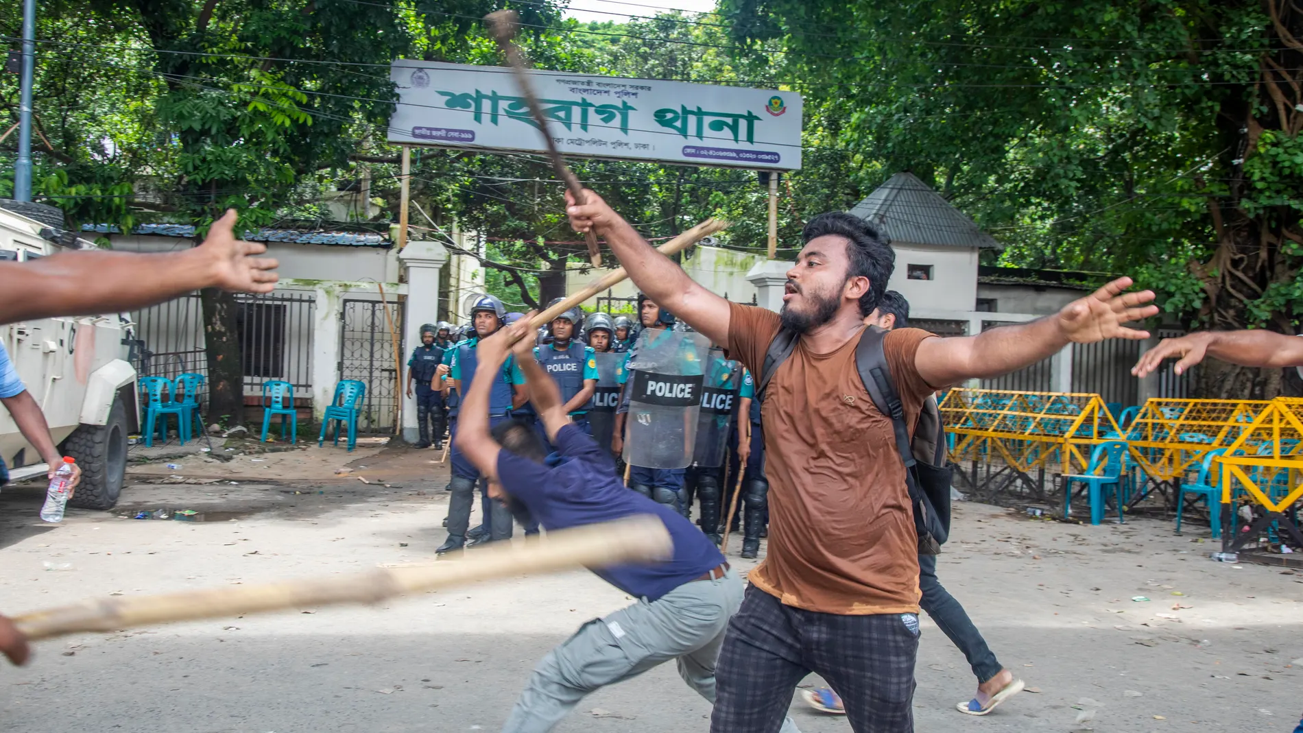 Dhaka (Bangladesh), 04/08/2024.- A protester shouts slogans as police look on during the first day of the non-cooperation movement in Dhaka, Bangladesh, 04 August 2024. The Anti-Discrimination Student Movement organizers are demanding the resignation of the current government. Dhaka authorities have imposed a new curfew starting 06:00 p.m. local time on 04 August. As casualties mounted and law enforcement struggled to contain the unrest, the Bangladeshi government on 20 July 2024 had imposed ...