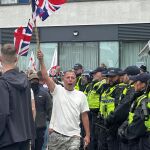 R.Unido.- Ultraderechistas enmascarados asaltan un hotel de alojamiento de inmigrantes en Rotherham, Inglaterra