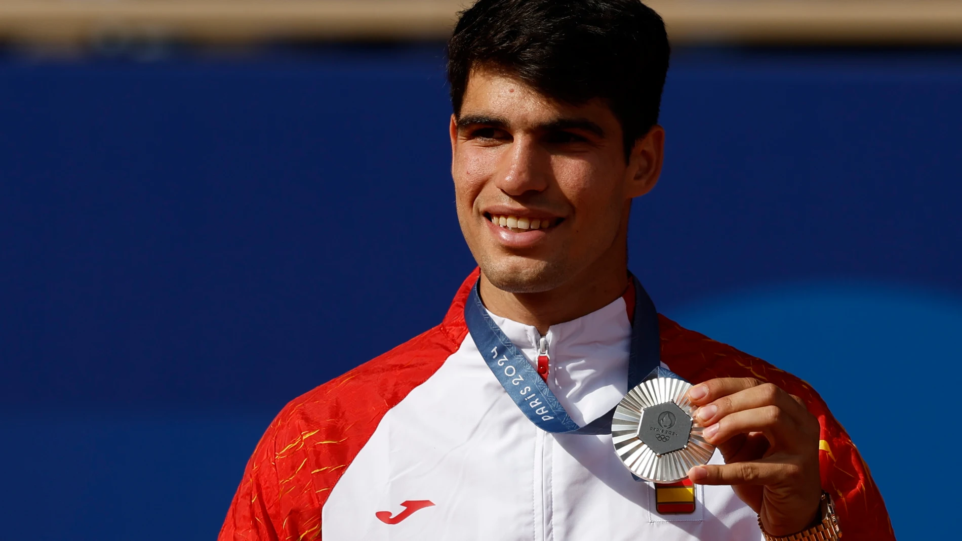 PARIS, 04/08/2024.- El tenista español Carlos Alcaraz posa con la medalla de plata tras la final individual masculina de tenis de los Juegos Olímpicos de París 2024 este domingo, en la capital gala. EFE/Juanjo Martín