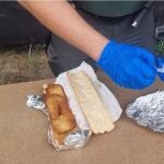 Droga escondida en un bocadillo, encontrada por la Guardia Civil en el Xiringüelu.