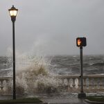 El huracán 'Debby' se convierte en tormenta de categoría 1 antes de tocar tierra en EEUU