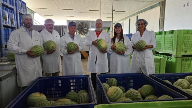 La consejera Sara Rubira en la visita a las instalaciones de la cooperativa Alimer en la que se trabaja en el procesado de la sandía