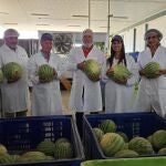 La consejera Sara Rubira en la visita a las instalaciones de la cooperativa Alimer en la que se trabaja en el procesado de la sandía