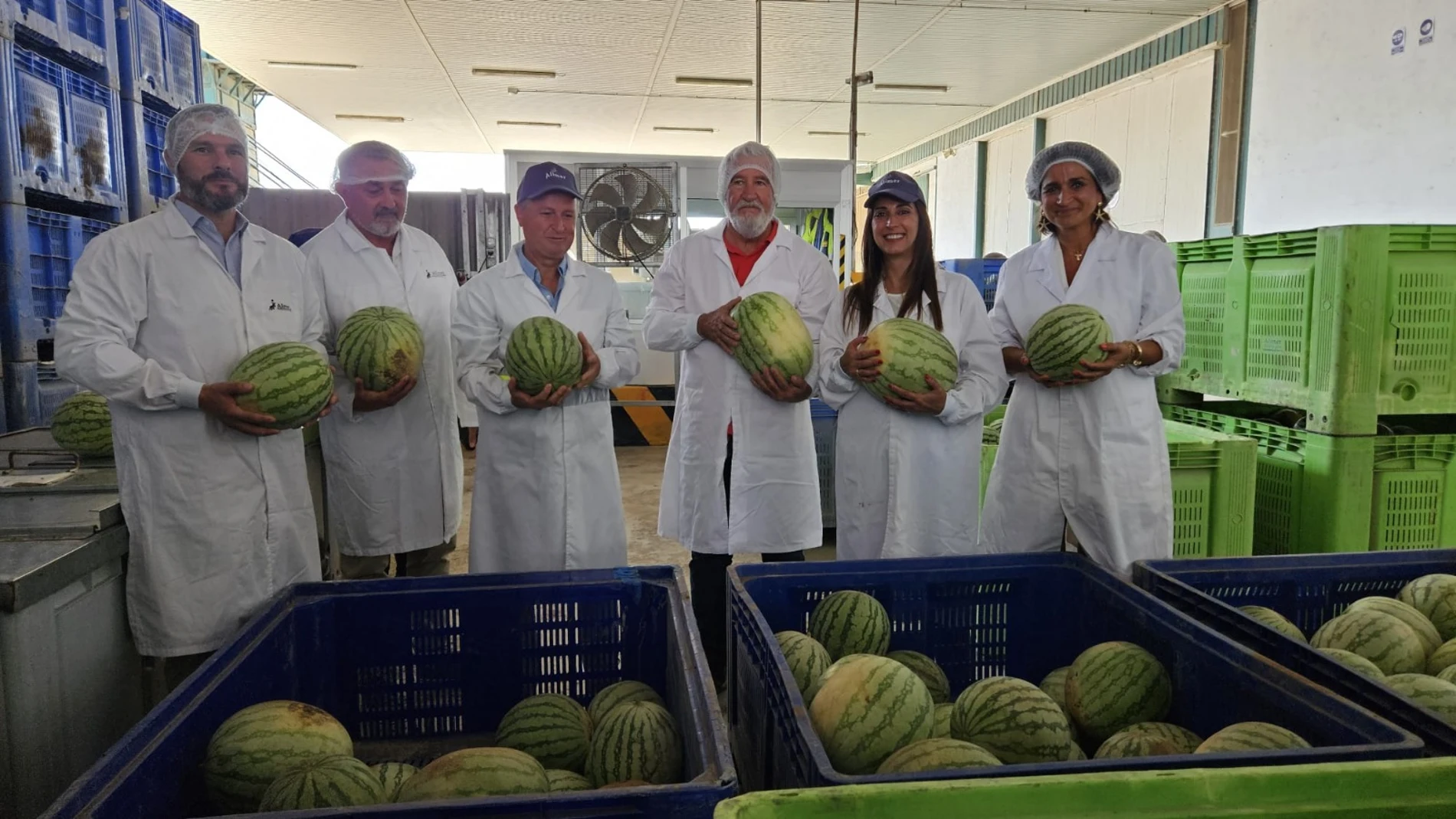 La consejera Sara Rubira en la visita a las instalaciones de la cooperativa Alimer en la que se trabaja en el procesado de la sandía