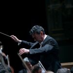 Miguel Ángel Gómez Martínez llevando la batuta