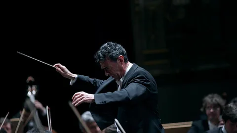 Miguel Ángel Gómez Martínez llevando la batuta