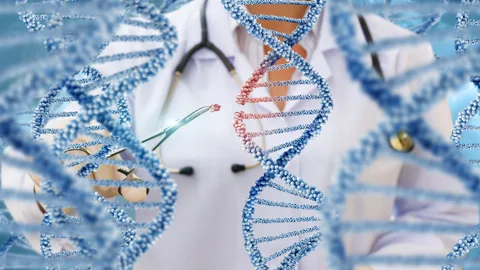Un médico comprueba las moléculas de ADN sobre un fondo azul.