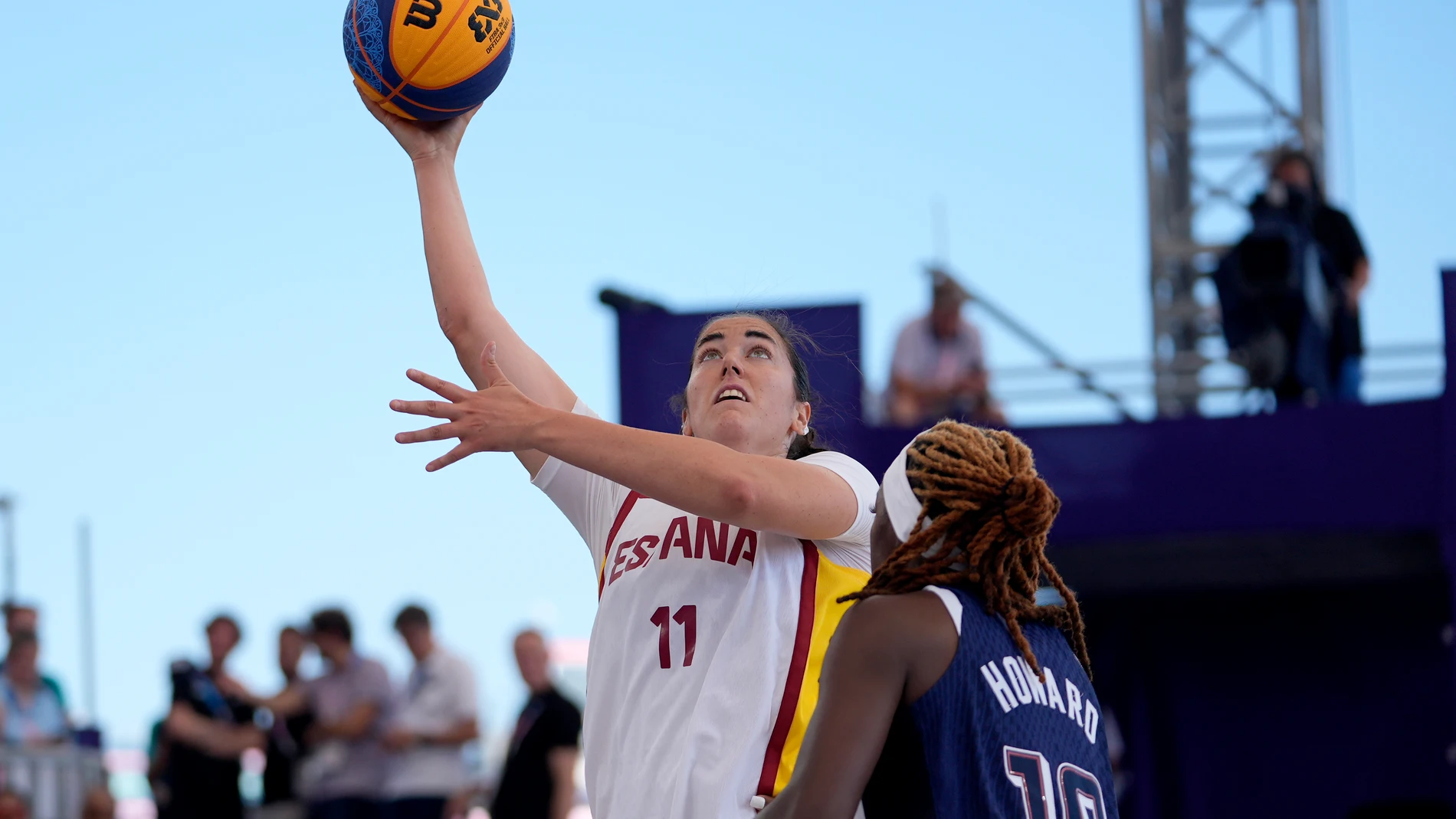 Vega Gimeno intenta anotar ante Howard