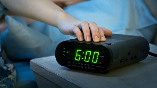 Enfermera viral en TikTok advierte sobre los riesgos de despertar con varias alarmas