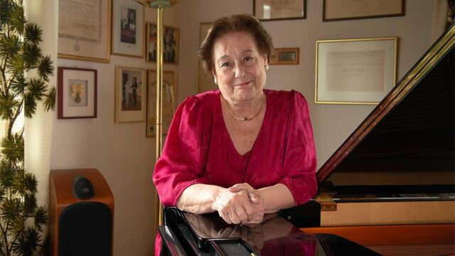 La pianista María Luisa Cantos sonríe apoyada en un piano