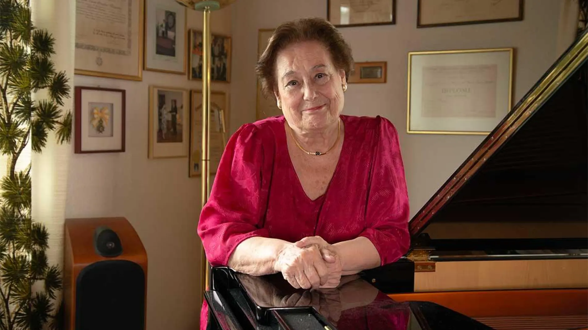 La pianista María Luisa Cantos sonríe apoyada en un piano