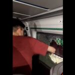 Un viajero del tren que quedó atrapado en el túnel rompre una ventana de emergencia.