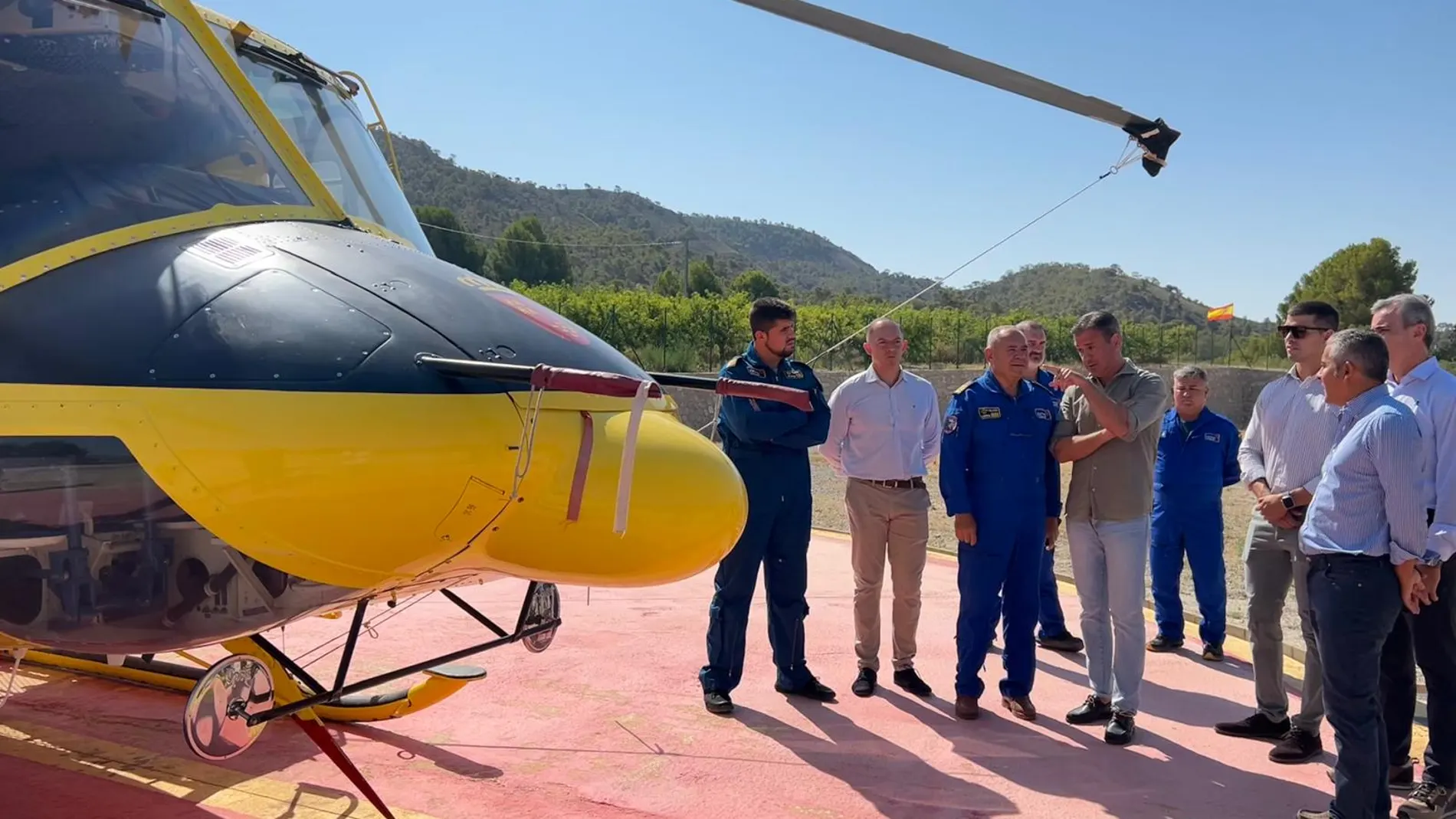 Visita del consejero de Presidencia, Portavocía, Acción Exterior y Emergencias, Marcos Ortuño, a la Base Helitransportada de La Pila.