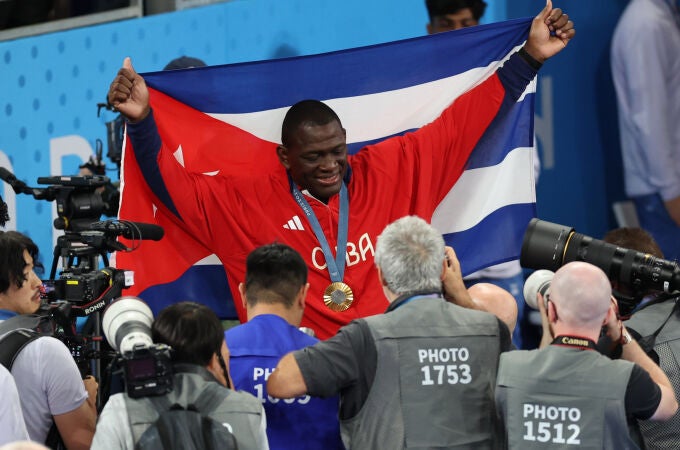 El luchador cubano Mijain López celebra su quinto oro olímpico en la final de Lucha Grecorromana