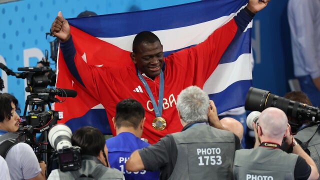 El luchador cubano Mijain López celebra su quinto oro olímpico en la final de Lucha Grecorromana