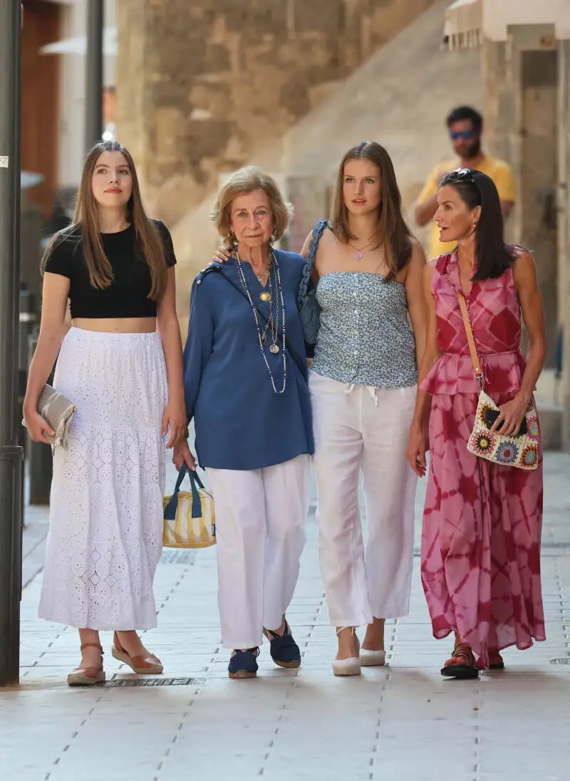 La Reina Letizia, la Reina Sofía, la Princesa Leonor y la infanta Sofía hacen turismo por el casco antiguo de Palma de Mallorca