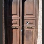 Uno de los impactos en la puerta de la casa