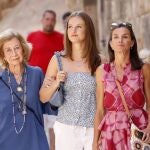 La Reina Letizia, Doña Sofía, la Princesa Leonor y la Infanta Sofía se van de tiendas por Mallorca