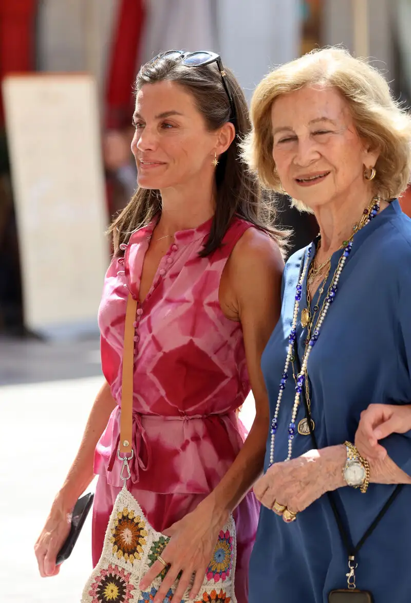 La Reina Letizia, la Reina Sofía, la Princesa Leonor y la infanta Sofía y hacen turismo por el casco antiguo de Palma de Mallorca