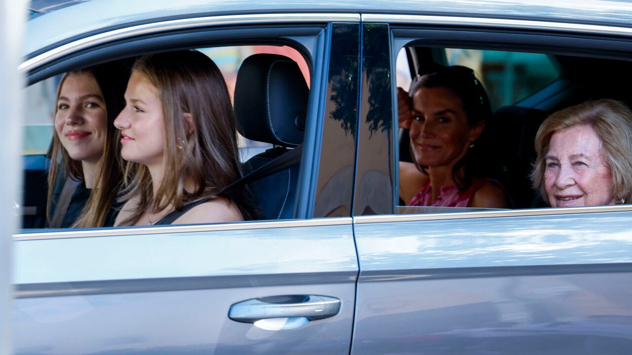 La princesa Leonor, al volante, lleva de compras por Palma a la infanta  Sofía y las Reinas Letizia y Sofía