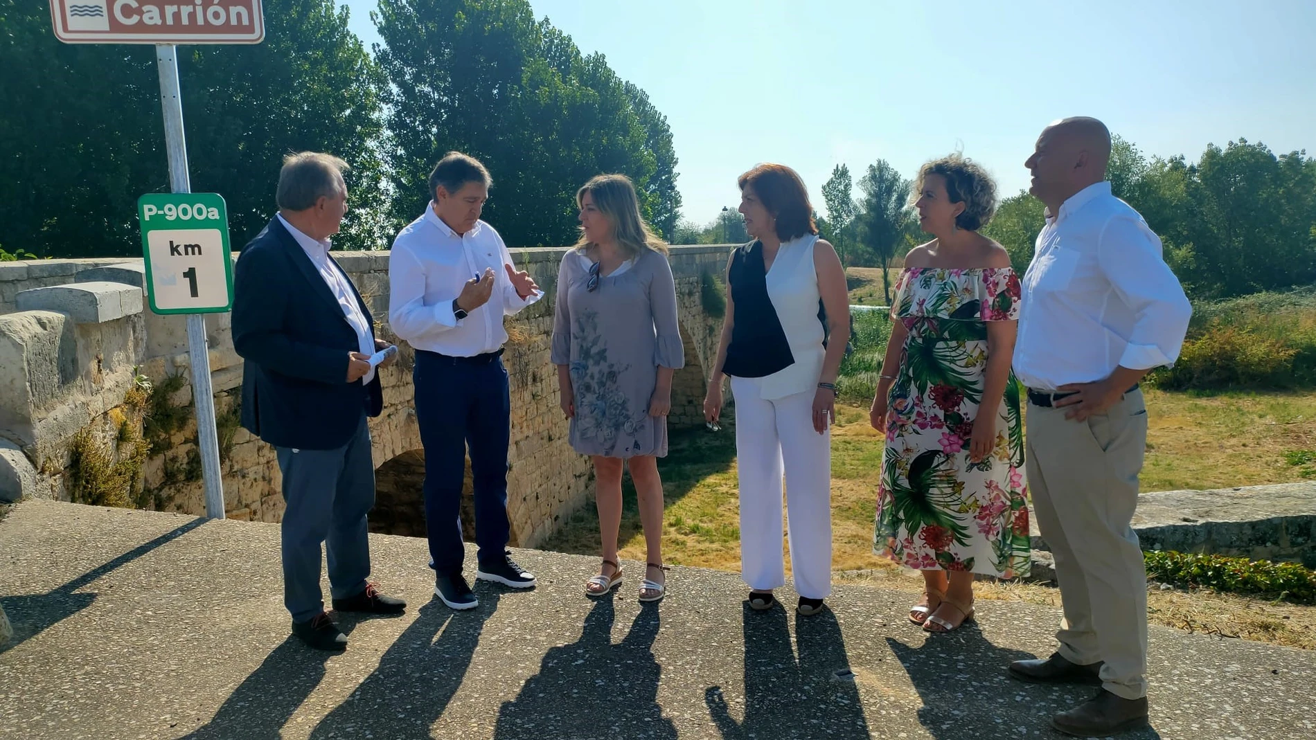 El director general de Carreteras e Infraestructuras, Jesús Puerta García, presenta los proyectos junto al delegado territorial de la Junta en Palencia, José Antonio Rubio Mielgo