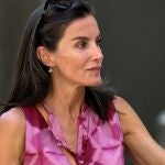 La Reina Letizia lleva el conjunto boho más veraniego en un tarde de chicas por Mallorca