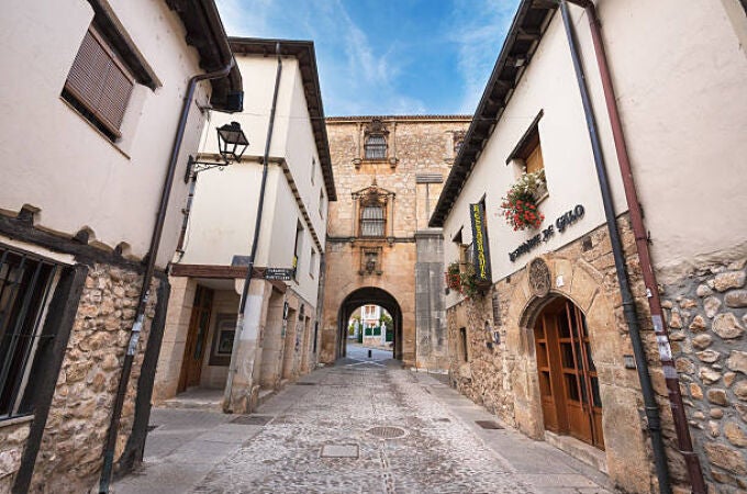 Una de las calles empedradas de Covarrubias